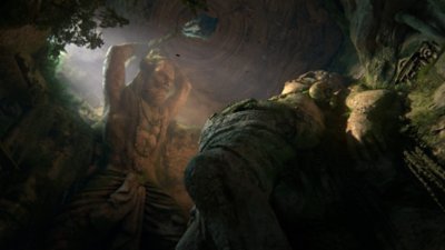 لقطة شاشة من uncharted the lost legacy تعرض تمثالين كبيرين مغطيين بالطحالب وأوراق الشجر
