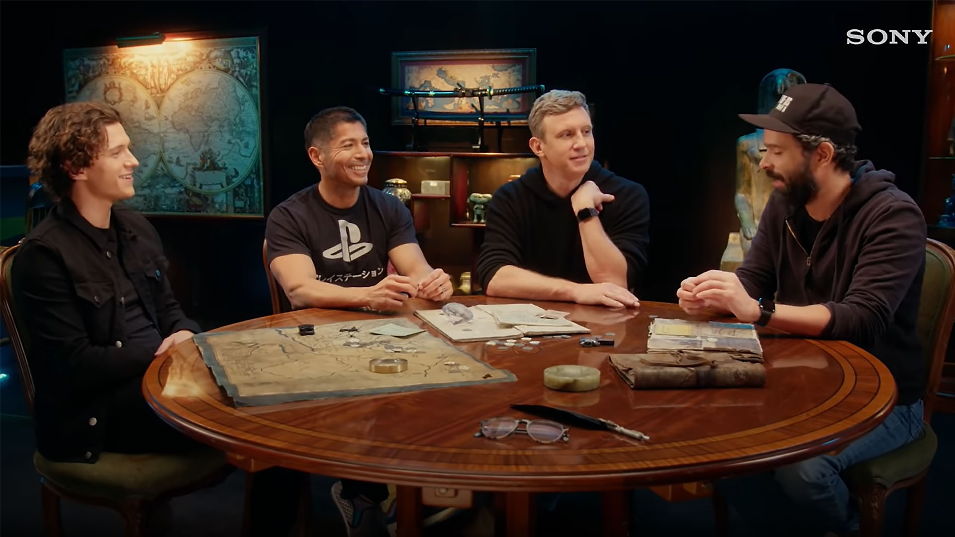 Tom Holland et les créateurs d'Uncharted discutant du tournage du film | Dialogues de créateurs.