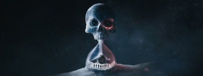 Ilustración principal de Until Dawn con un diseño de reloj de arena con una calavera en la parte superior y personajes atrapados en la parte inferior