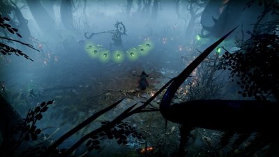 A V Rising képernyőképe, rajta a játékos egy varázslatokat szóró lény ellen küzd egy kísérteties erdőben