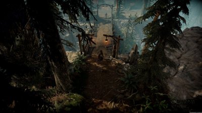 Captura de tela de V Rising mostrando uma cena na floresta com uma ponte, com um jogador se aproximando de um NPC do outro lado