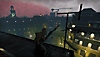 Captura de ecrã de Vampire the Masquerade – Bloodhunt que mostra uma personagem no cimo de um telhado à noite