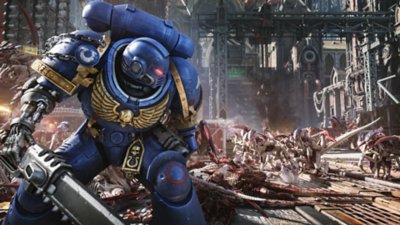 Warhammer 40,000: Space Marine 2 – nærbilde av en marinesoldat i blå rustning i aksjon