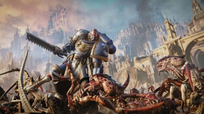 لقطة شاشة من لعبة Warhammer 40,000: Space Marine 2 تعرض جنديًا من النخبة يقف منتصرًا فوق عدوه المنهزم من كائنات Tyranid