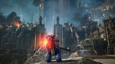 Warhammer 40.000: Space Marine 2 – Screenshot, der einen Marine zeigt, der vor einer schwer bewachten Stadt steht