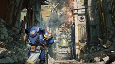 Warhammer 40,000: Space Marine 2 – kuvakaappaus takaapäin kuvatusta mariinista rauniokaupungissa