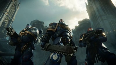 Warhammer 40,000: Space Marine 2 – snímka obrazovky zobrazujúca troch stojacich mariňákov