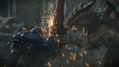 Warhammer 40.000: Space Marine 2 – Screenshot, der einen Marine in einem Helm zeigt, der einen Gegner im Nahkampf bekämpft