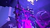 Wayfinder – snímek obrazovky zobrazující velkého nepřítele osvětleného růžovou a fialovou barvou