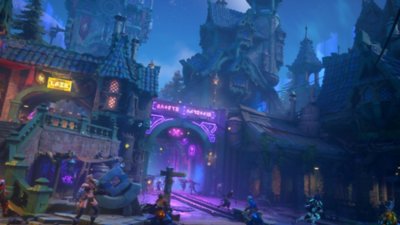لقطة شاشة من لعبة Wayfinder تعرض مشهدًا ليليًا في مكان يشبه ساحة مدينة