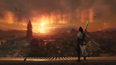 Captura de pantalla de Where Winds Meet que muestra al jugador contemplando unas hermosas vistas bajo un cielo encapotado al atardecer.