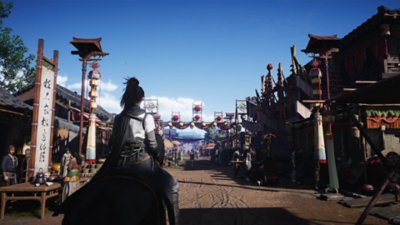 Captura de pantalla de Where Winds Meet que muestra al jugador entrando en una ciudad a lomos de un caballo.