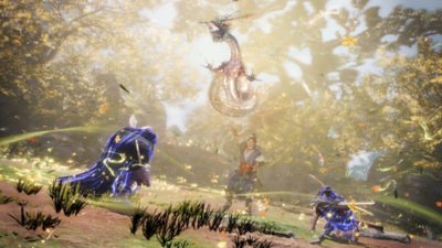 Wo Long: Fallen Dynasty-screenshot van het goddelijke wezen Qinglong dat een groep spelers geneest