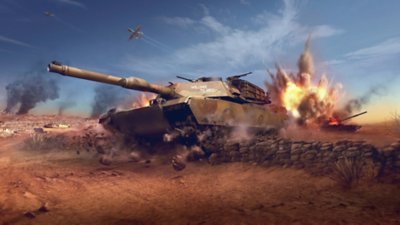 ภาพหน้าจอ World of Tanks แสดงให้เห็นรถถังกำลังต่อสู้โดยมีการระเบิดอยู่ด้านหลัง