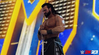 Snímka obrazovky z hry WWE 2K23, na ktorej zápasník drží meč.