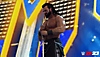 WWE 2K23 – posnetek zaslona rokoborca med držanjem meča.