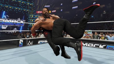 WWE 2K25, snimka zaslona koja prikazuje Romana Reignsa kako izvodi napad Spear na Jacobu Fatuu