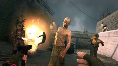 Zombie Army VR – kuvakaappaus paidattomasta zombiesta lähestymässä pelaajaa hyökkäysmielessä